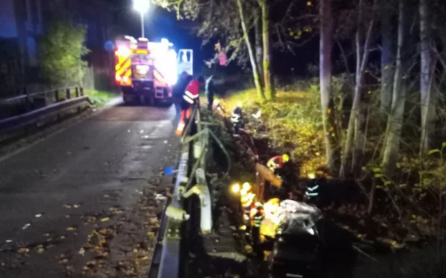 Auto prorazilo na mostu zábradlí a skočilo hluboko pod úrovní vozovky. Uvnitř zůstal zaklíněný a zraněný řidič