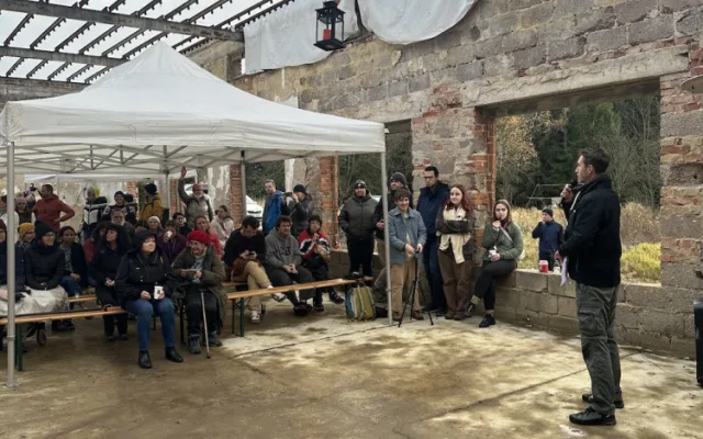 V bývalé převlékárně vězňů na Rovnosti proběhlo Dušičkové setkání. Při jeho příležitosti byla představena Zeď proti lhostejnosti