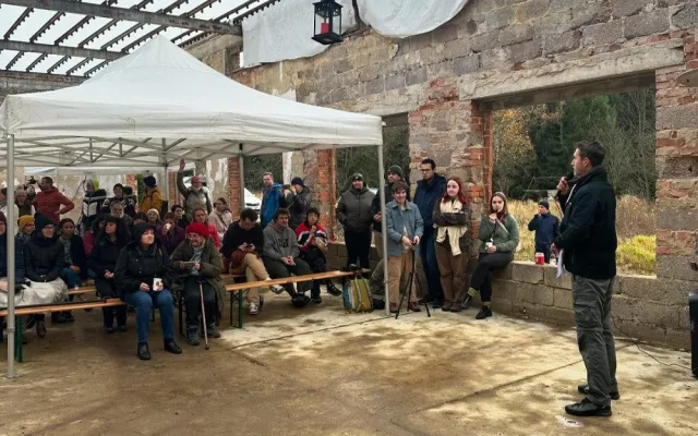 Na Dušičky se v Jáchymově na Ravnosti sešly desítky podporovatelů iniciativy záchrana Řetízkárny.