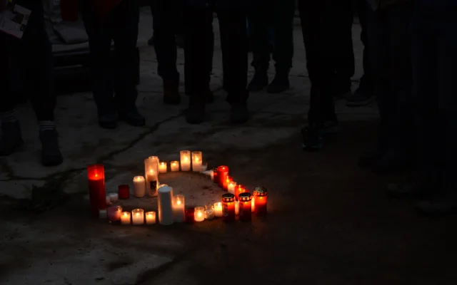 V důlní řetízkové šatně z 50. let na jáchymovské Rovnosti byly zapáleny svíce za všechny zemřelé.
