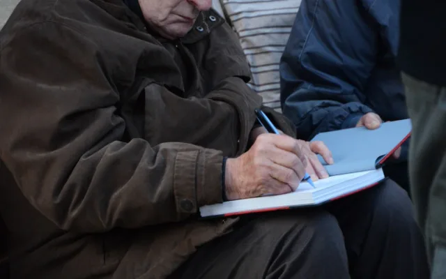 Jako první se do nové návštěvní knihy v Řetízkárně podepsal legendární skaut mukl Jindřich Valenta.