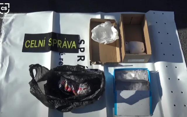 VIDEO: Drogy si na tržnici předávali v kabelkách a taškách, celníci zadrželi tři Vietnamce