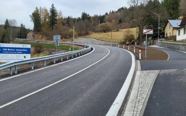 Konečně jsou po úpravě nebezpečných zatáček průjezdné Bečovské serpentiny. Práce měly skončit už v srpnu