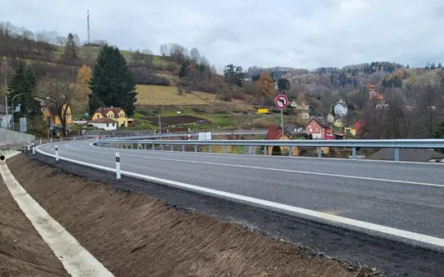 Konečně jsou po úpravě nebezpečných zatáček průjezdné Bečovské serpentiny. Práce měly skončit už v srpnu