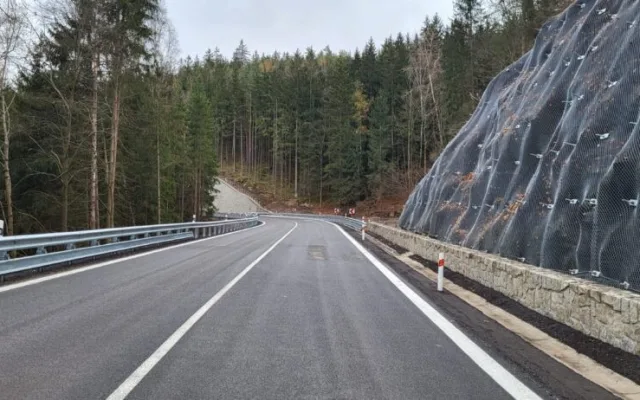 Konečně jsou po úpravě nebezpečných zatáček průjezdné Bečovské serpentiny. Práce měly skončit už v srpnu