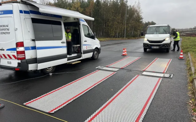 Při akci zaměřené na kontrolu váhy automobilů jedenáct vozidel překročilo maximální povolenou hmotnost