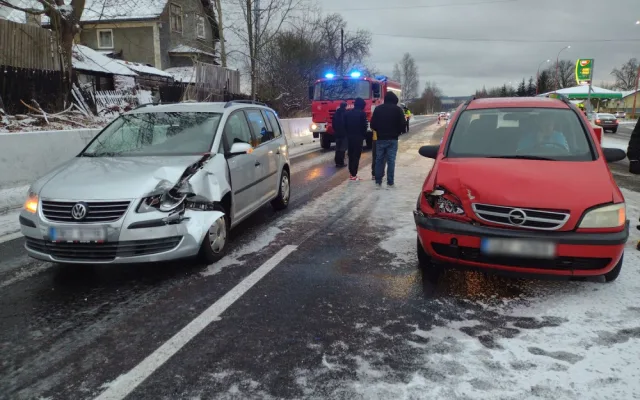 Auto dostalo na kluzké vozovce smyk a přimáčklo k dalšímu vozu chodkyni. Žena utrpěla těžké zranění