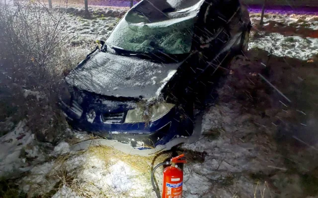 Auto dostalo na kluzké vozovce smyk a přimáčklo k dalšímu vozu chodkyni. Žena utrpěla těžké zranění