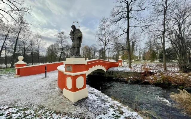 Na mostek v zámeckém parku v Ostrově na Karlovarsku se vrátila červená barva