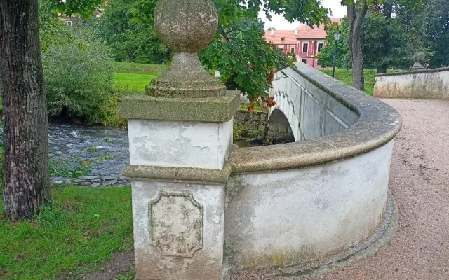 Na mostek v zámeckém parku v Ostrově na Karlovarsku se vrátila červená barva
