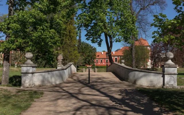 Na mostek v zámeckém parku v Ostrově na Karlovarsku se vrátila červená barva