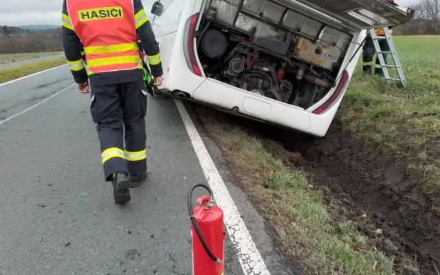 Autobus sjel ze silnice do příkopu. Hasiči museli vyprostit řidiče, který zůstal uvězněný uvnitř vozidla