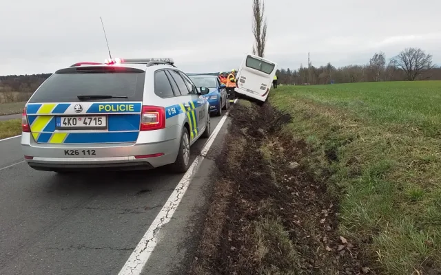 Autobus sjel ze silnice do příkopu. Hasiči museli vyprostit řidiče, který zůstal uvězněný uvnitř vozidla