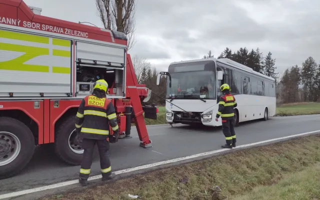 Autobus sjel ze silnice do příkopu. Hasiči museli vyprostit řidiče, který zůstal uvězněný uvnitř vozidla