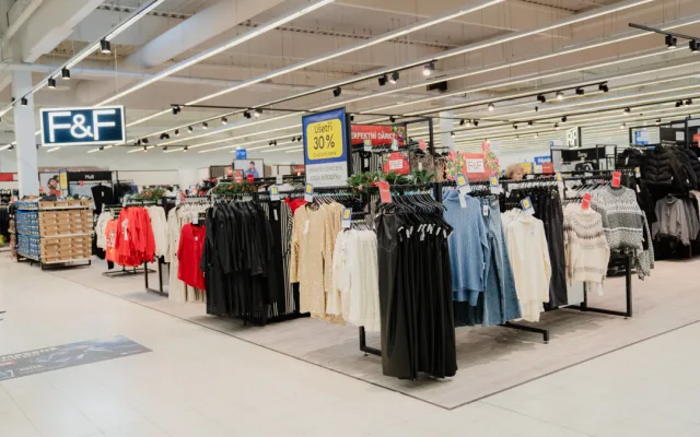 Na vánoční nákupy zve Tesco Cheb do nově zmodernizované prodejny