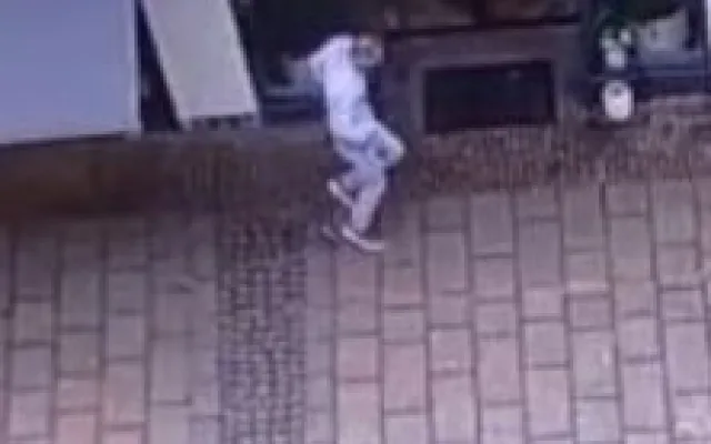 VIDEO: Bezpečnostní kamery zachytily zběsilý úprk zraněného muže z hotelu. Od té doby ho nikdo neviděl