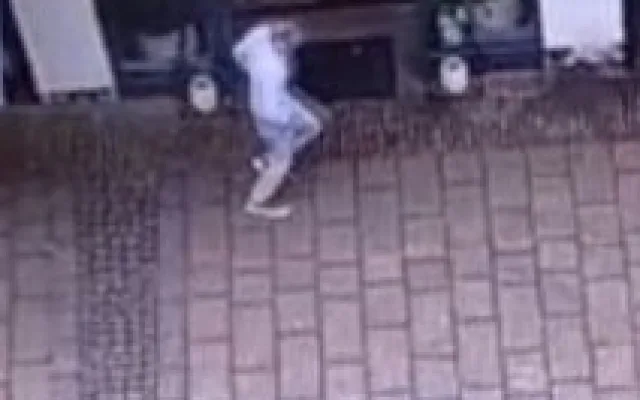 VIDEO: Bezpečnostní kamery zachytily zběsilý úprk zraněného muže z hotelu. Od té doby ho nikdo neviděl