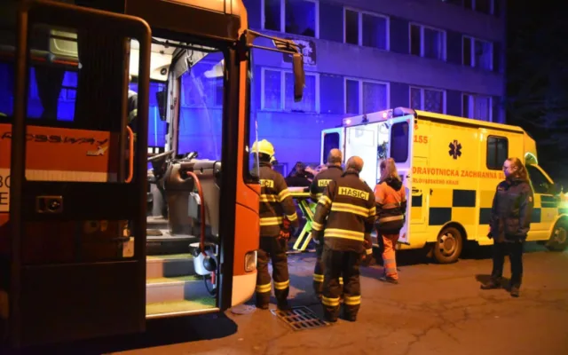 Při požáru v pečovatelském domě zemřel jeden člověk, hasiči vyhlásili třetí stupeň požárního poplachu