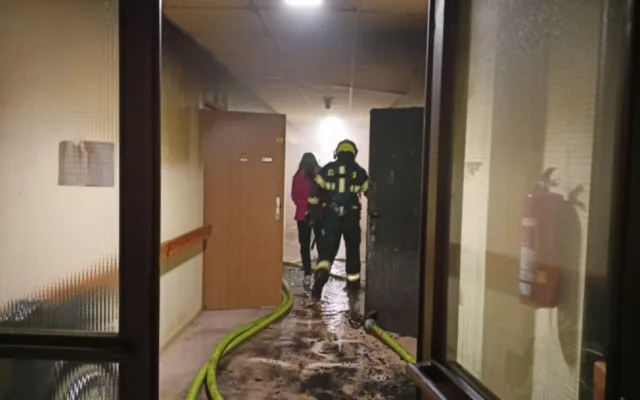 Při požáru v pečovatelském domě zemřel jeden člověk, hasiči vyhlásili třetí stupeň požárního poplachu