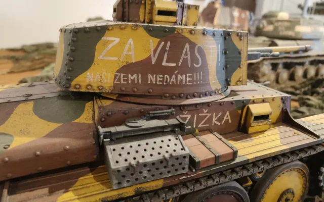 FOTO: Nadšenci představili svou sbírku modelů vojenské techniky, lákají na akční dioráma z osvobození