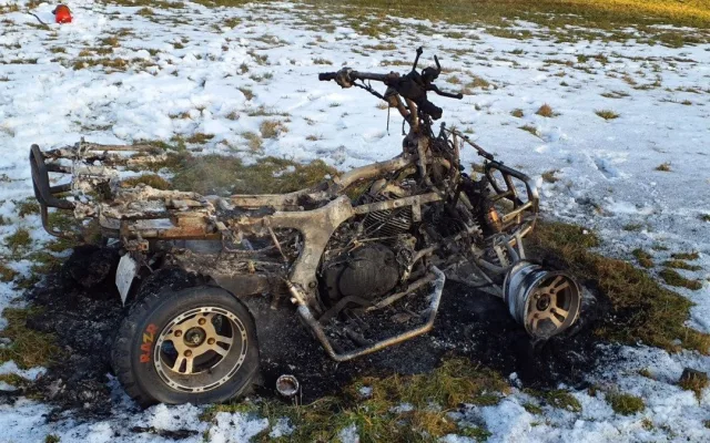 Požár zachvátil střechu rodinného domu. Hasiči na místě zasahovali celou noc