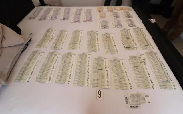 Kokain výměnou za luxusní auto: Policisté zadrželi skupinu lidí, která v Praze a Karlovarském kraji distribuovala drogy