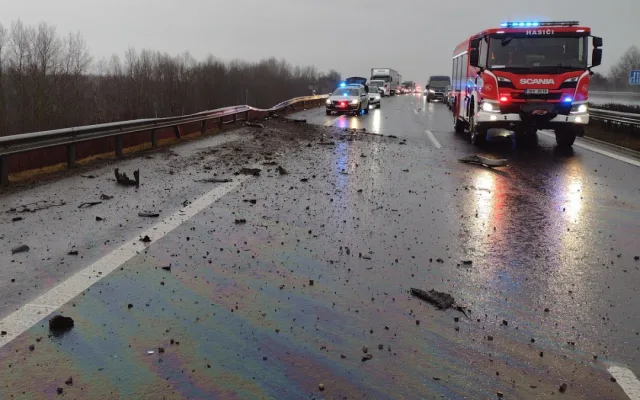 Tři automobily havarovaly na mokré vozovce u Nového Sedla. V péči záchranářů skončili tři lidé