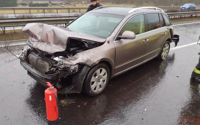 Tři automobily havarovaly na mokré vozovce u Nového Sedla. V péči záchranářů skončili tři lidé