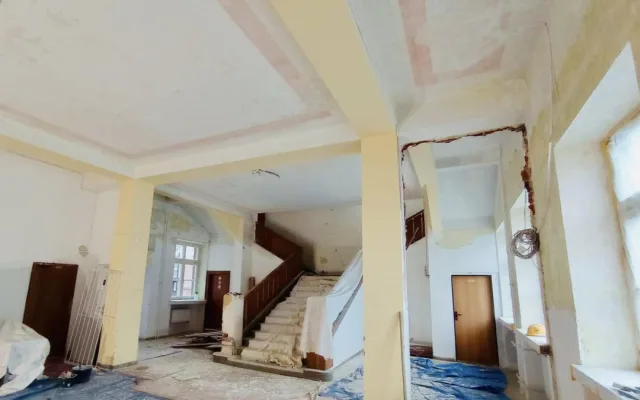 Rekonstrukce domu kultury v Ostrově odhalila historické barevné omítky