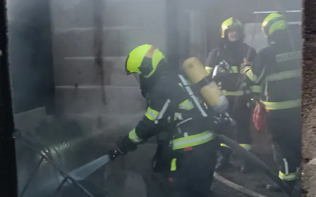 Hasiči bojovali několik hodin s požárem hospodářského stavení
