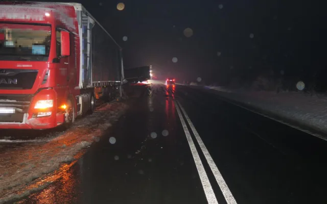 Kamion se na kluzké vozovce utrhl, naboural nákladní vozidlo stojící v protisměru a pak vyletěl ze silnice