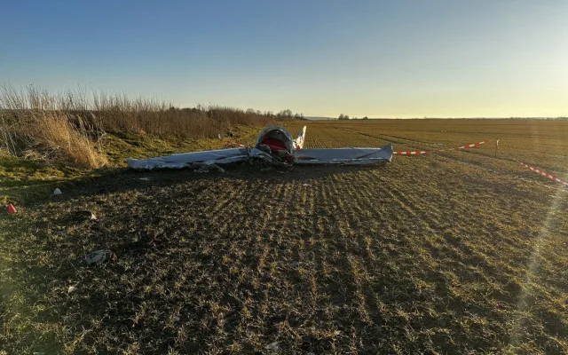 Policisté pátrají po svědcích letecké nehody, sedmasedmdesátiletý pilot na místě zemřel