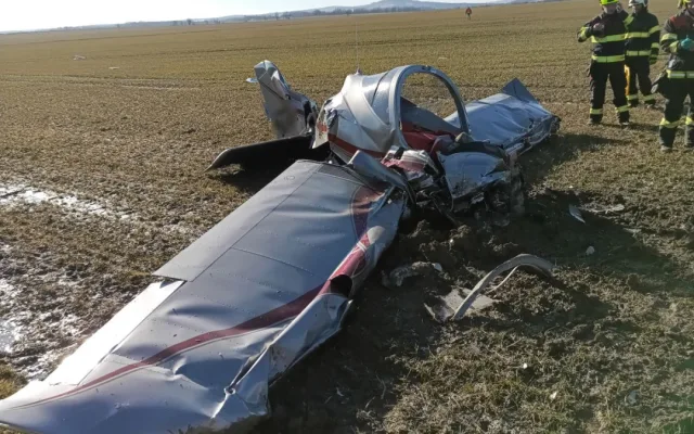 Policisté pátrají po svědcích letecké nehody, sedmasedmdesátiletý pilot na místě zemřel