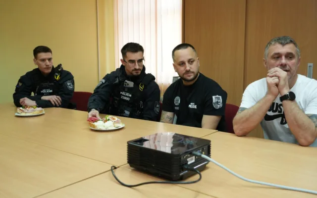 Oživili muže po kolapsu i dopadli zloděje, město ocenilo čtyři pohotové strážníky
