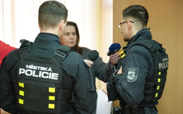 Oživili muže po kolapsu i dopadli zloděje, město ocenilo čtyři pohotové strážníky