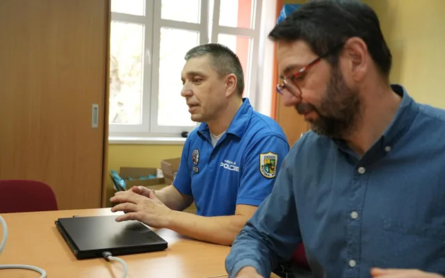 Oživili muže po kolapsu i dopadli zloděje, město ocenilo čtyři pohotové strážníky