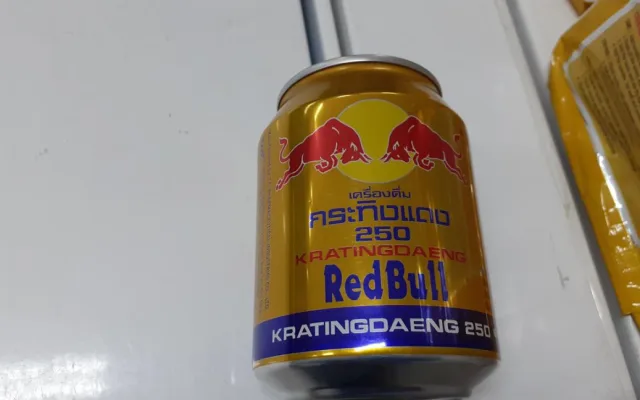 Celníci našli při kontrole jedné prodejny 5 000 kusů napodobenin energetického nápoje Red Bull