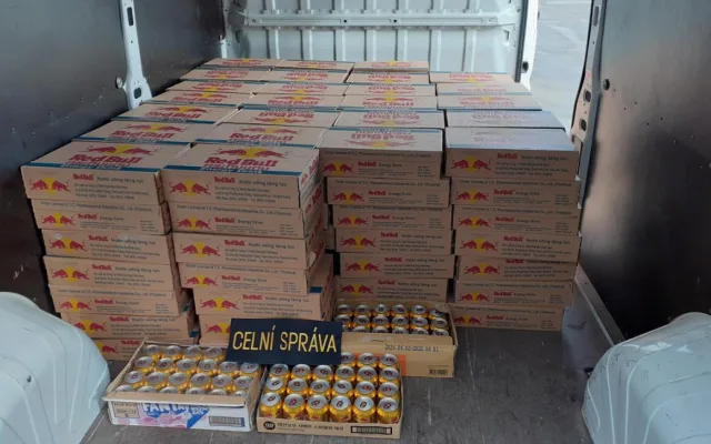 Celníci našli při kontrole jedné prodejny 5 000 kusů napodobenin energetického nápoje Red Bull