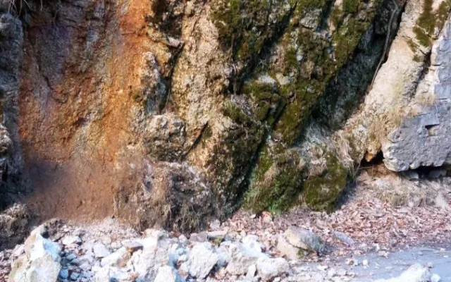 Kvůli pádu skály uzavřelo město Karlovy Vary na dobu neurčitou Slovenskou ulici. Řidiči musí objížďkami