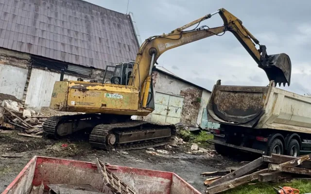V Ostrově pokračují demolice garáží, některé se ale zatím městu nedaří vykoupit
