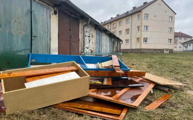 V Ostrově pokračují demolice garáží, některé se ale zatím městu nedaří vykoupit