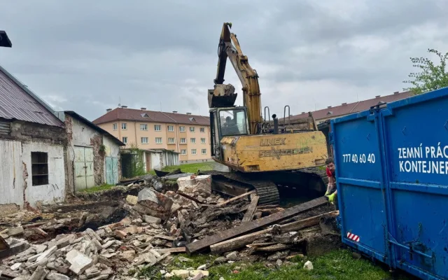V Ostrově pokračují demolice garáží, některé se ale zatím městu nedaří vykoupit