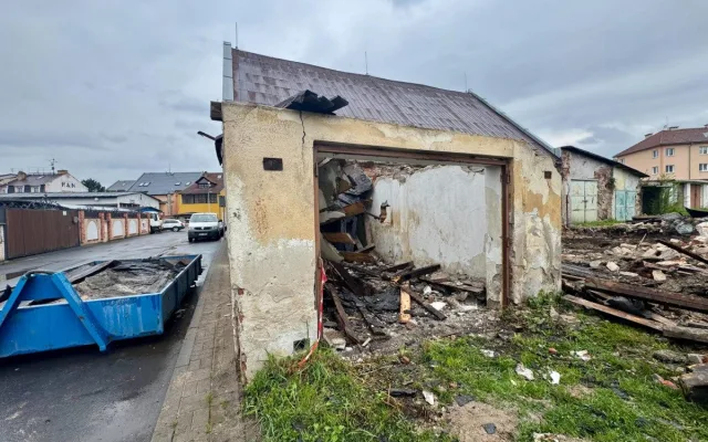 V Ostrově pokračují demolice garáží, některé se ale zatím městu nedaří vykoupit