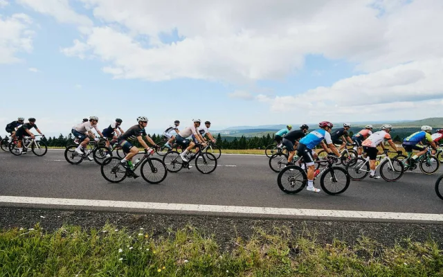 Prosluněná náročná výzva. Peloton Road Classics podruhé dobyl Klínovec.