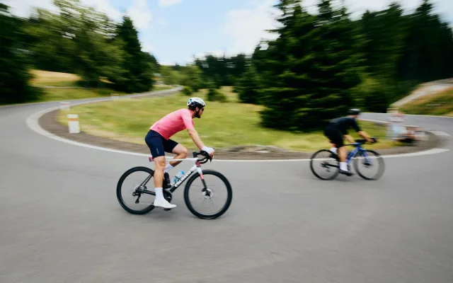 Prosluněná náročná výzva. Peloton Road Classics podruhé dobyl Klínovec.
