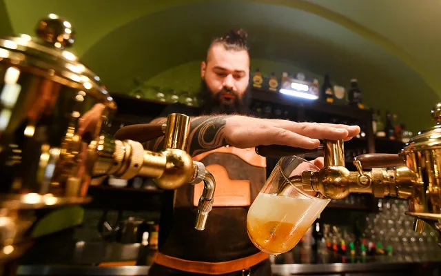Zahraniční výčepní obdivují při výcviku rychlost svých českých kolegů, jak čepují pivo