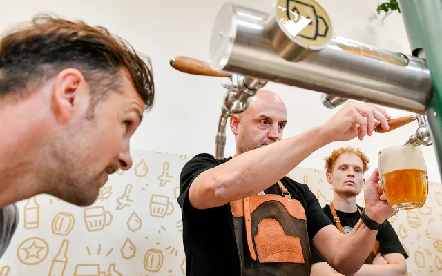 Zahraniční výčepní obdivují při výcviku rychlost svých českých kolegů, jak čepují pivo