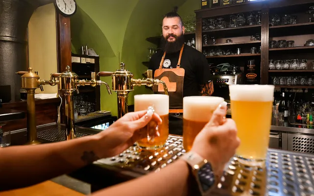 Zahraniční výčepní obdivují při výcviku rychlost svých českých kolegů, jak čepují pivo
