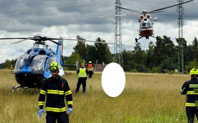 FOTO: U Hroznětína se při nehodě zranili tři lidé, letěly pro ně dva vrtulníky