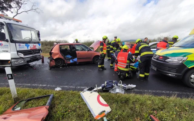 FOTO: U Hroznětína se při nehodě zranili tři lidé, letěly pro ně dva vrtulníky